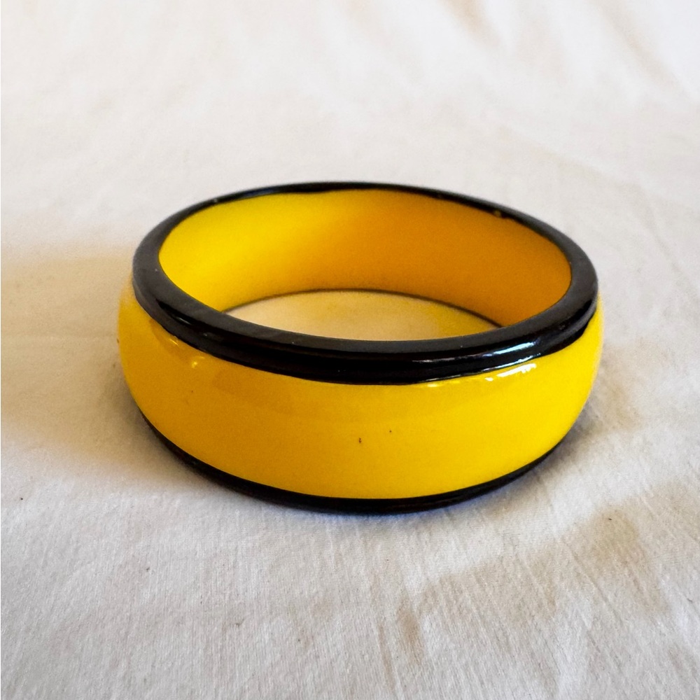 vintage yellow and black  Bakelite bangle bracelet.